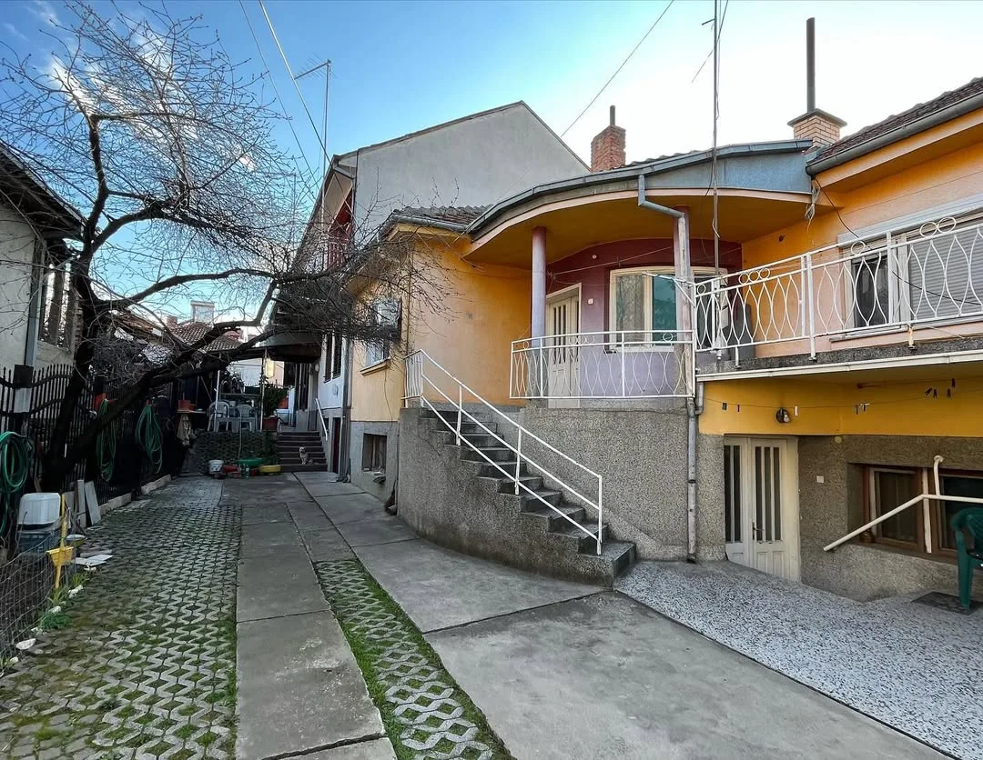 Две куќи на продажба – ул. 11 Ноември (Наспроти Селман Туризам)