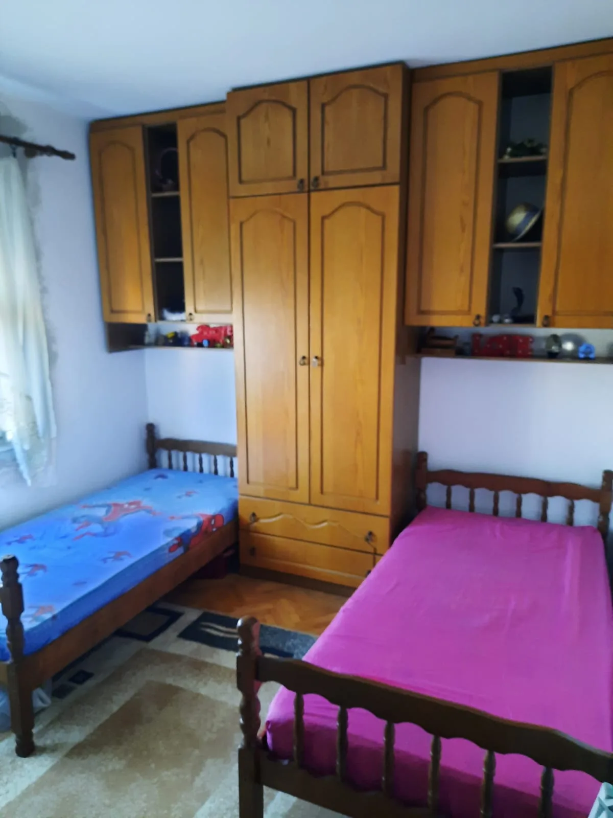 Prodavam plakar i dva kreveta za deca